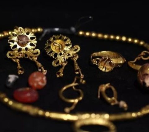 Sebenarnya perhiasan-perhiasan tersebut sudah ditemukan sejak 1971 dalam penggalian yang dilakukan mendiang Yael Adler dari IAA, namun tidak dipublikasikan.