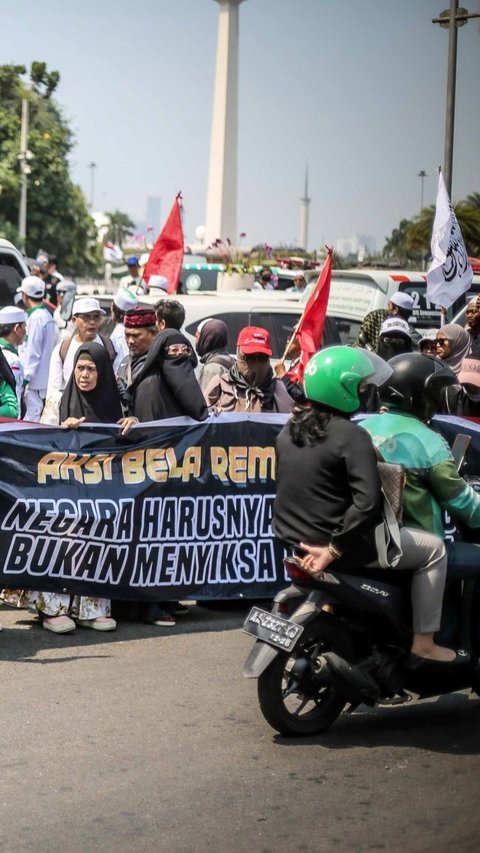 Selain itu, mereka juga terlihat mengibarkan bendera merah putih dan bendera ormas masing-masing.