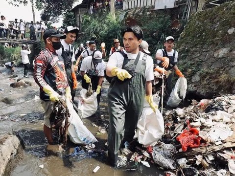 Makin Tunjukkan Kedekatan dan Bikin Baper Netizen, Potret Aaliyah Massaid dan Thariq Halilintar Bersihkan Sampah Kali