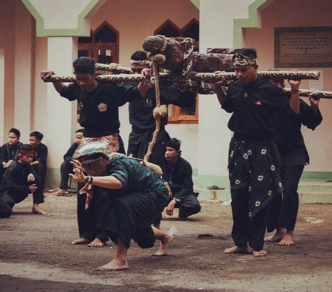 Belajar Semangat Persatuan dari Seni Ngagotong Lisung di Sukabumi, Warisan Kerajaan Pajajaran