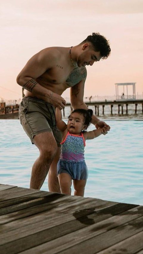 Beberapa netizen merasa gemas melihat si kecil Xarena yang terlihat sangat menggemaskan, sementara netizen lain justru merasa gemas dengan sang ayah.