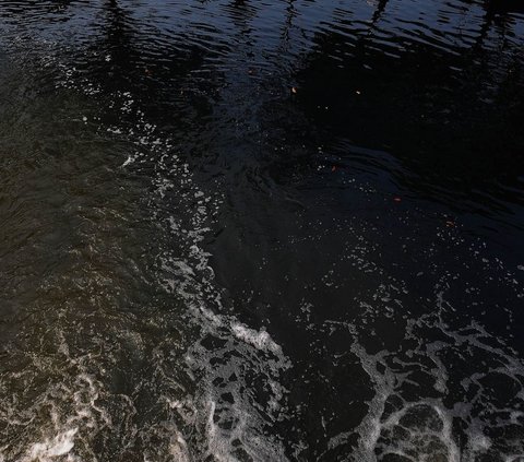 FOTO: Penampakan Kali Bekasi Tercemar Limbah, Warnanya Berubah Hitam Pekat