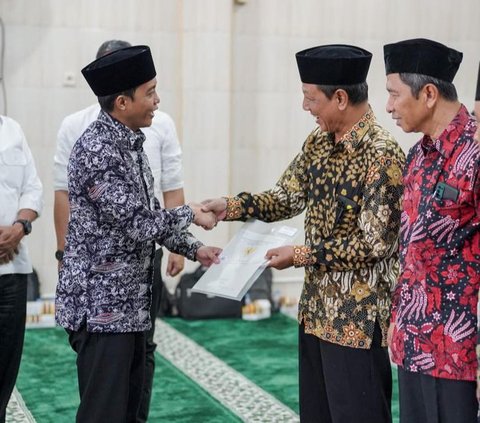 Wamen Raja Juli Serahkan Sertifikat Tanah yang Diwakafkan ke Guru Spiritual Jokowi