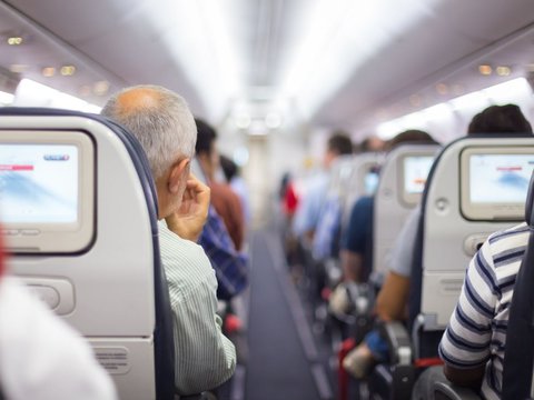 Flight Attendant Secrets to Overcoming Jet Lag During a Flight