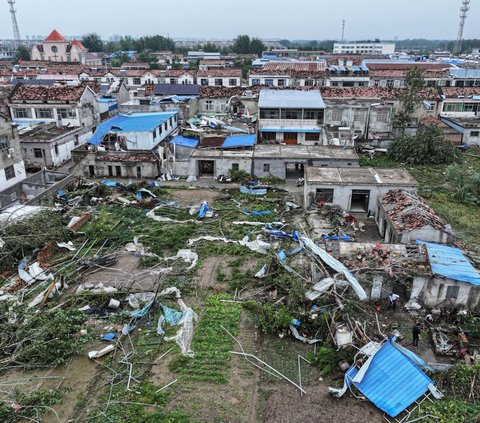 Badai tornado berdurasi singkat telah mngobrak-abrik bangunan hingga rumah warga di kota Suqian, Provinsi Jiangsu, China Timur pada Selasa (19/9/2023). <br>