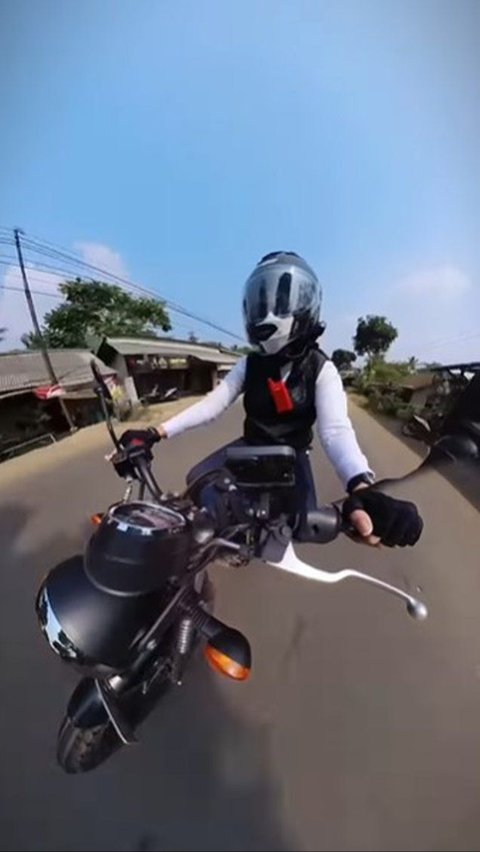 Ia tiba di sekolah tersebut dengan mengendarai motor besar dan memakai helm. Sambutan meriah dari para siswa SMA pun menyambut kedatangannya.<br>