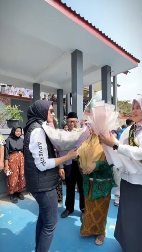 Guru-guru di sekolah tersebut memberikan bunga kepada Sonya Fatmala, yang sering disapa sebagai 