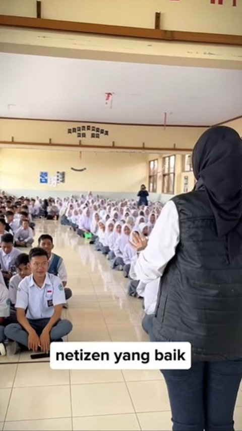 Selain itu, Sonya juga diberikan sambutan dengan tarian oleh siswi-siswi SMA, diikuti dengan pemberian nasihat, seperti menjadi netizen yang baik, menghindari narkoba, menghindari perilaku bebas, dan menjalankan ketaatan agama.<br>