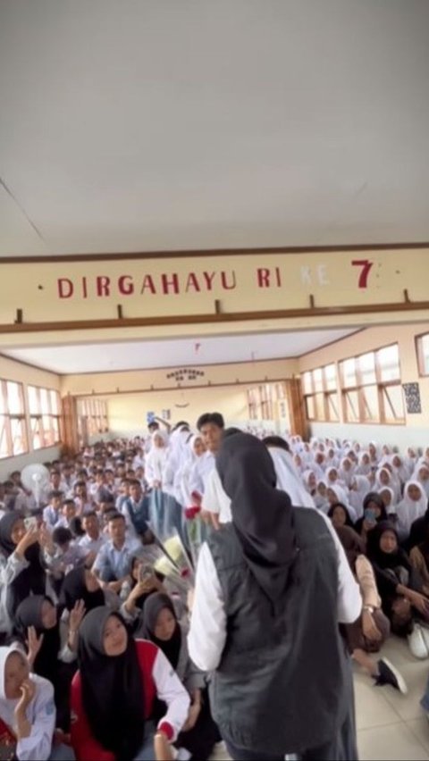 Tidak hanya para guru, tetapi juga siswi-siswi di sekolah tersebut memberikan pelukan kepada Sonya. Netizen juga memuji kemampuannya dalam berbicara di depan publik dan penampilannya yang sederhana.<br>