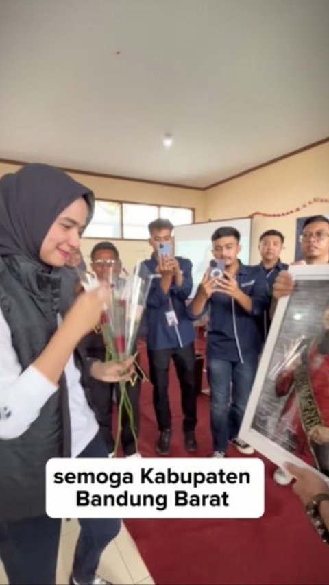 Sonya mendapatkan hadiah berupa foto dirinya yang sudah dipajang dalam bingkai, yang membuatnya tersentuh.<br>