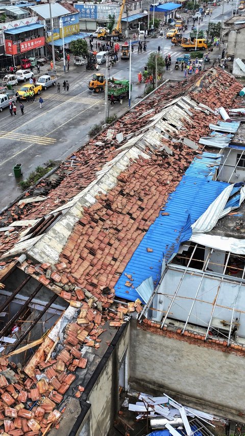 Dampak kerusakan yang ditimbulkan memperlihatkan kondisi atap-atap bangunan hancur berantakan.