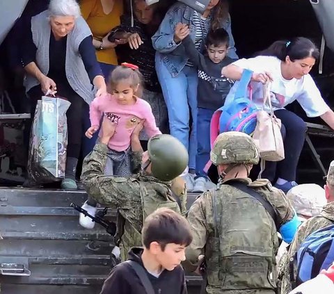 FOTO: Mencekamnya Perang Azerbaijan-Armenia, Warga Nagorno-Karabakh Panik sampai Berlindung di Bawah Tanah