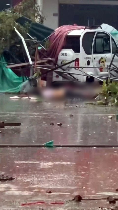 Bahkan ada warga yang menjadi korban akibat keganasan tornado yang menerjang Kota Suqian di Provinsi Jiangsu.