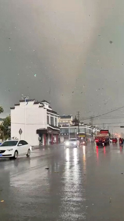 Penampakan badai tornado saat melanda Kota Suqian di Provinsi Jiangsu, China pada Selasa (19/9/2023).