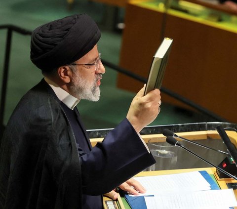 FOTO: Kutuk Pembakaran Kitab Suci, Presiden Iran Angkat dan Cium Alquran di Sidang Umum PBB