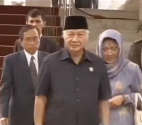 Video of Soeharto's Moment of Resignation and Leaving the Palace in 1998, This is His Last Smile to Paspampres