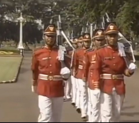 Video of Soeharto's Moment of Resignation and Leaving the Palace in 1998, This is His Last Smile to Paspampres