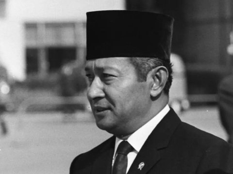 Video of Soeharto's Moment of Resignation and Leaving the Palace in 1998, This is His Last Smile to Paspampres