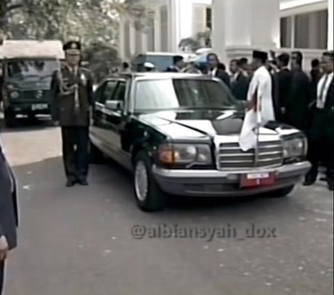 Video of Soeharto's Moment of Resignation and Leaving the Palace in 1998, This is His Last Smile to Paspampres