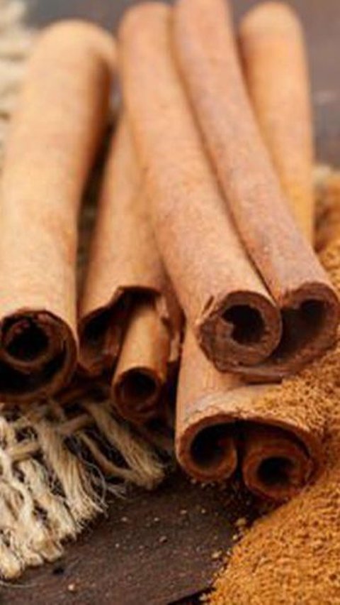 14. Kayu Manis<br>Minyak kayu manis biasa disebut dengan cinnamon bark oil. Selain dari kulit kayu, minyak atsiri pada kayu manis juga diambil pada bagian daunnya.