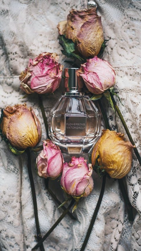 Jadi, mulailah eksperimen parfum alami Anda sendiri dan nikmati keharuman yang berasal dari tumbuhan-tumbuhan indah ini. Seperti yang dikatakan Coco Chanel, 