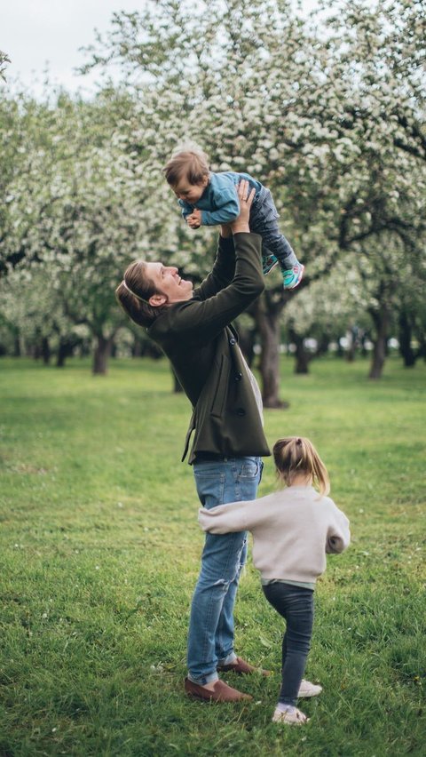 Aktivitas fisik adalah bagian penting dari tumbuh kembang Si Kecil. Dengan memilih aktivitas yang sesuai dengan usia dan minat mereka, Anda dapat membantu anak-anak Anda untuk tetap aktif dan sehat di rumah.