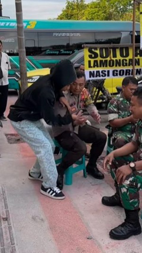 Kemudian pria yang memakai jaket hitam itu tiba-tiba datang dan menjambret ponsel milik anggota polisi tersebut.<br>