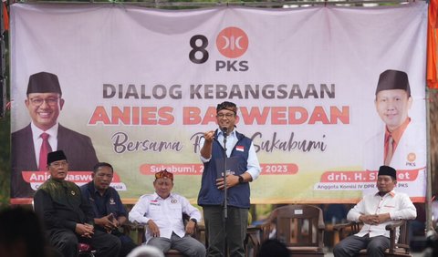 Sementara itu, Anies mengucapkan rasa terima kasih pada keluarga besar Ponpes Syamsul ‘Ulum yang sudah berkenan menerima kehadirannya.