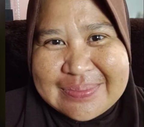 Ini potret emak-emak usia 49 tahun sebelum dimakeup jadi pengantin. Tampak emak-emak ini memiliki kulit yang tak kencang seperti saat muda. Penampilannya juga tampak natural tanpa make up.