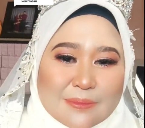 Terlihat foundation dan bedak tampak flawless dan cocok di wajah emak-emak ini. Eye shadow dan bulu mata mempercantik riasan ini. Blush on warna peach mempercantik bagian pipi. Tak lupa bibir dengan lipstick warna merah muda.