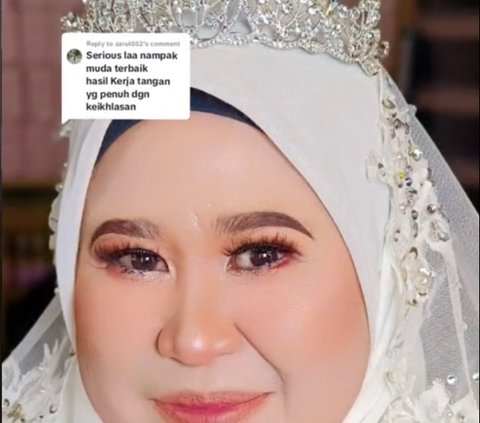 Emak-emak ini dengan cantik memakai gaun pengantin warna putih. Bagian hijabnya dihiasi crown untuk mempercantik. Penampilannya ini disebut lebih muda 20 tahun.