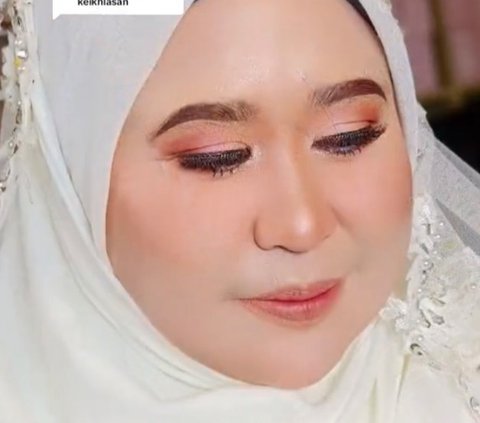 Warganet memuji hasil make up MUA ini. Emak-emak ini pun juga dipuji berparas cantik. Warganet membanjiri video tersebut dengan komentar.