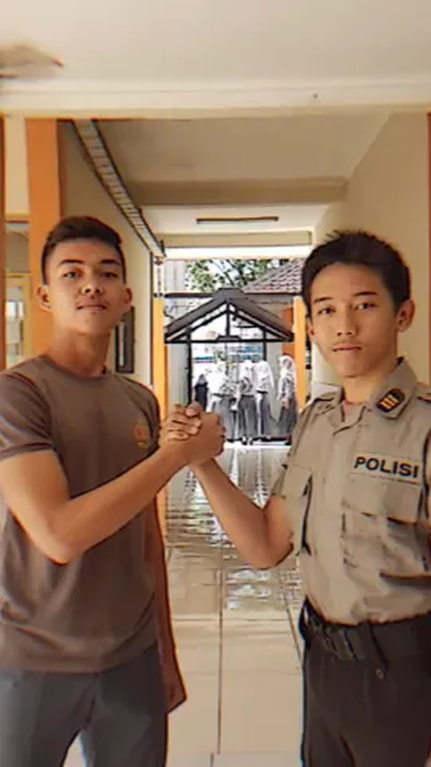 Saat SMA Kompak Foto Pakai Seragam Polisi, di Masa Depan 2 Sahabat ini Betulan jadi Polisi