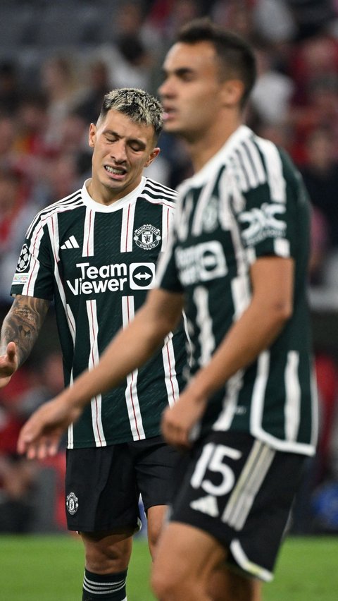 Tampil di Allianz Arena, MU mencoba membuat perlawanan sepadan menghadapi Bayern yang tampil dominan. Namun akibat kesalahan di lini belakang membuat mereka sulit menemukan ritme.<br>