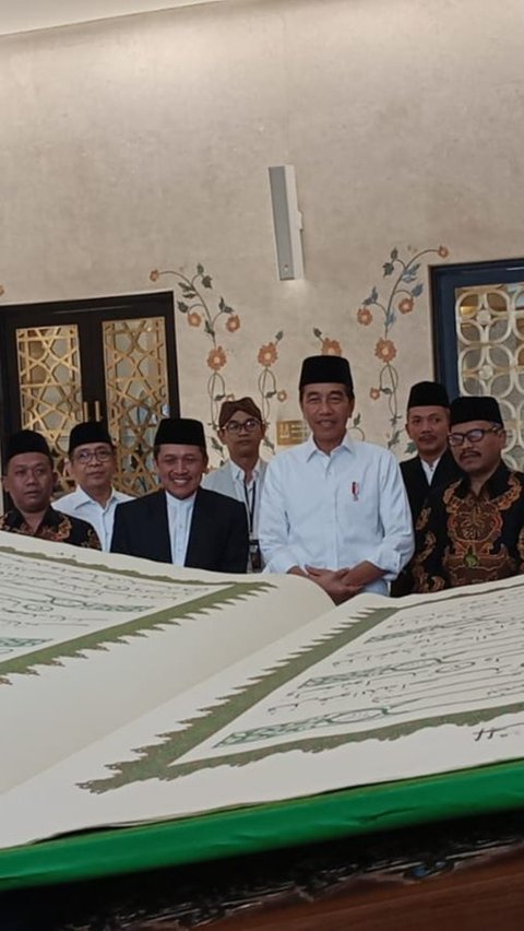 Jokowi Serahkan Al-Quran Raksasa ke Masjid Raya Sheikh Zayed Solo