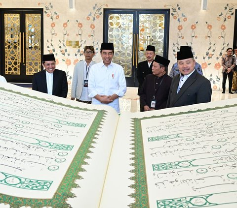 Jokowi Serahkan Al-Quran Raksasa ke Masjid Raya Sheikh Zayed Solo