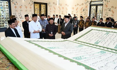 Jokowi Serahkan Al-Quran Raksasa ke Masjid Raya Sheikh Zayed Solo