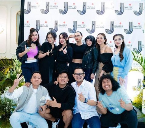 Ini Deretan Potret Detik-detik Happy Asmara Akhirnya Bertemu Denny Caknan, Salaman dengan Bella Bonita dan Janji Bikin 'Satru 3'