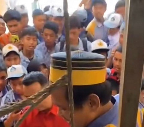 Student's Head Stuck in Fence, Unforgettable for a Lifetime, Will Become a Shame That is Brought Up Every Reunion