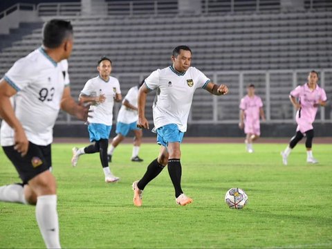 Pertandingan TNI Polri dan Selebritis FC