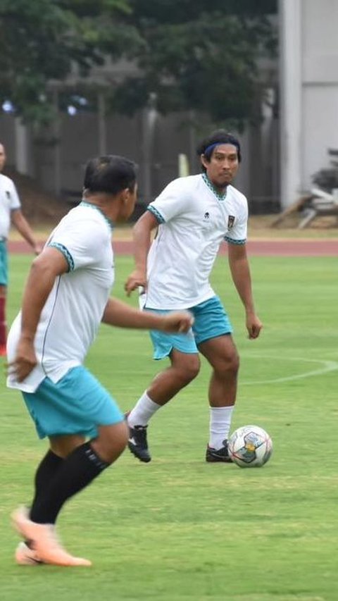 Potret Mayjen Mohamad Hasan beraksi di hadapan legenda Timnas Budi Suharsono.