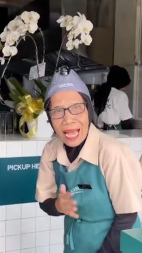 Ramai Dipuji, Kafe Terbaru nan Unik di Jakarta ini Pekerjakan Para Lansia untuk Layani Pengunjung