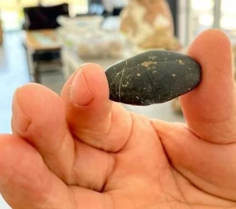 Batu ini memiliki bentuk segiempat dan menarik karena bahan dasarnya yaitu hematit hitam, yang telah didata hingga usianya mencapai 8 ribu tahun.
