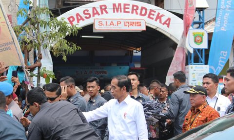 Jokowi Kunjungi Pasar di Samarinda: Harga Cabai Bawang Turun, yang Belum Beras