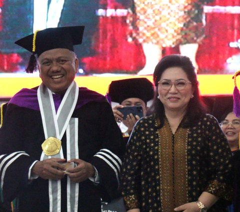 Olly Dondokambey Terima Gelar Doktor Honoris Causa Pertama dari Unsrat