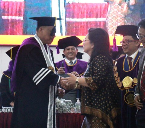 Olly Dondokambey Terima Gelar Doktor Honoris Causa Pertama dari Unsrat