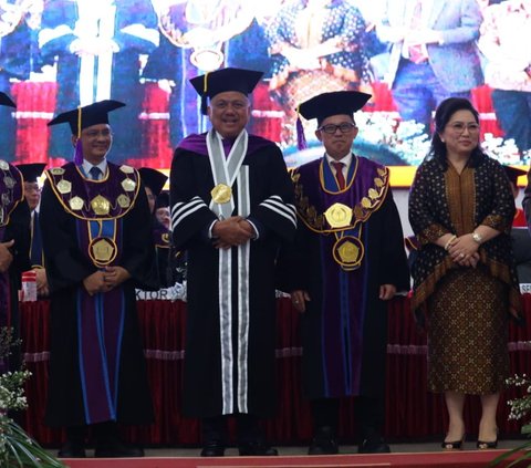 Olly Dondokambey Terima Gelar Doktor Honoris Causa Pertama dari Unsrat