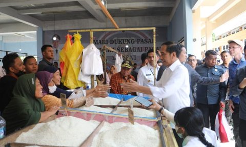 Jokowi Kunjungi Pasar di Samarinda: Harga Cabai Bawang Turun, yang Belum Beras