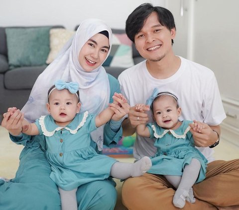 Family Goal! Portrait of Anisa Rahma and Husband Bringing Their Child to Perform Umrah