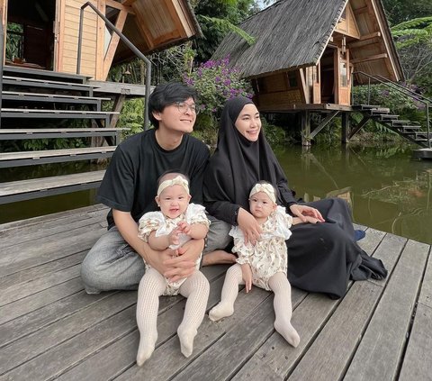 Family Goal! Portrait of Anisa Rahma and Husband Bringing Their Child to Perform Umrah